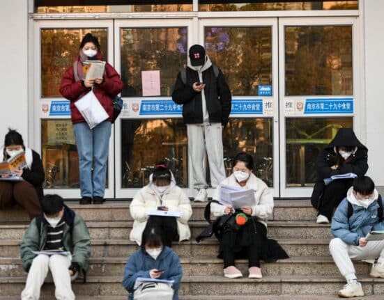 Students in China reading books, using cellphones