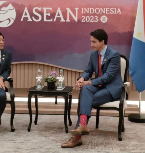 Inverted Philippine flag at Marcos-Trudeau meeting in Indonesia (contributed photo)