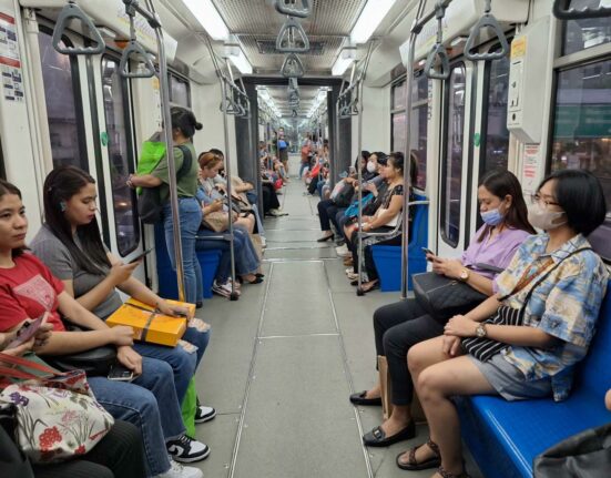 Women inside MRT3 train (Photo: DOTr-MRT3)