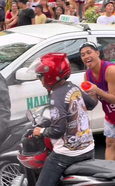 Rider na nabasa ang selpon sa San Juan Festival, nagreklamo.