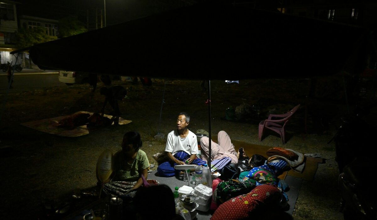 Myanmar holds minute of silence for more than 2,000 quake dead | RepublicAsia