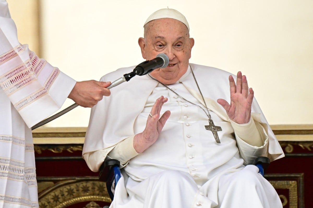 Recovering pope delights crowd in Vatican square | RepublicAsia